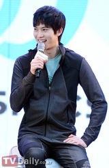 组图：韩团CNBLUE休闲装宣传清新帅气