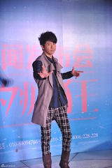 组图：光良月底工体馆开唱 为演唱会热身抖空竹