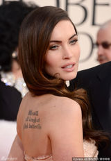 组图：梅根-福克斯纹身惹眼 与丈夫恩爱携手