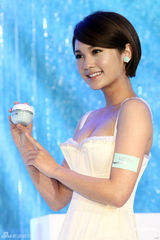 组图：杨丞琳低胸代言破封奶说 露沟大秀身材 