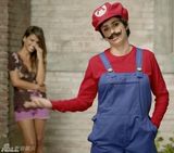 组图：佩内洛普贴胡子做广告 变身马里奥