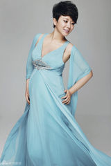 组图：张恒孕期唯美封面大片 长裙飘逸洋溢幸福笑容