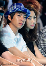 李胜基白衬衣帅气亮相 南圭丽(南奎丽)绿裙清丽淡雅(图)