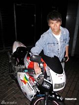 幻灯图：曹格拍音乐特辑 扮刘德华李小龙过足戏瘾