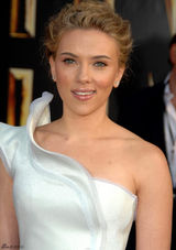 高清图：《钢铁侠2》首映 斯嘉丽露肩礼服性感