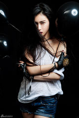 组图：张辛苑媚眼咬唇大片 被誉水果硬糖