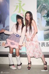 组图：许雅涵吴佩珊携手出辑 为世界环保日献声