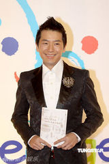 幻灯图集：王菲再现招牌烟熏妆 刘嘉玲黄色唐装雷人