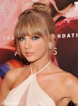 组图：泰勒丸子头白色长裙梦幻 深V性感露香肩