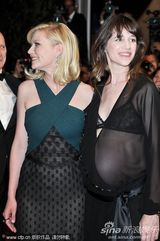 组图：《忧郁症》首映红毯 夏洛特挺大肚玩透视