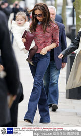 组图：维多利亚抱爱女散步 小七憨态可掬