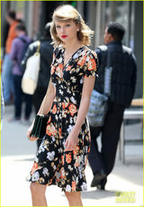 组图：泰勒复古裙秀纤细腰身 袅袅婷婷娇艳如花