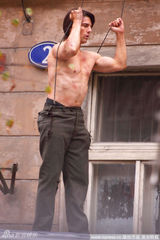 组图：《碟中谍4》阿汤哥半裸吊钢丝变空中飞人