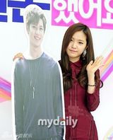 组图：《我结》新情侣亮相 泰民缺席娜恩抱纸板