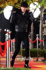 组图：李钟硕GD等闪耀颁奖红毯 女偶像尴尬跌倒