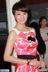 组图：梁咏琪与外籍老公甜蜜亮相 自曝恩爱故事