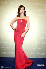 幻灯图：名模周汶锜跨海抵台 火红装扮送圣诞祝福