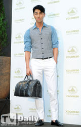 组图：崔始源车胜元等出席活动西装皮包显潮味