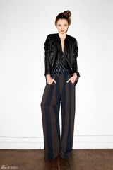 组图：米兰达-可儿艳丽春装 高叉裙露丰臀玉腿