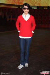 组图：陈百祥欲备护膝贺台庆 余咏珊否认加奖金