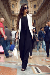 组图：温心米兰教堂前黑白色时尚街拍