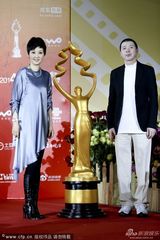 组图：冯小刚夫妻恩爱亮相 徐帆古典小鸟依人