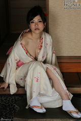 组图：冲田杏梨挺奶自拍 双手难护雪乳春光乍现