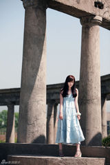 幻灯图：周逸涵抹胸长裙甜美可爱 散发青春气息