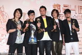 组图：猴子飞行员喜获最佳乐团奖 成员欢呼雀跃
