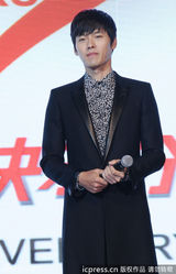 组图：韩星玄彬现身上海活动遭粉丝热情熊抱