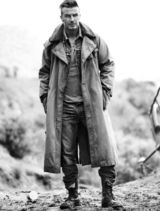 组图：贝克汉姆登杂志 紧锁眉头大秀“花臂”