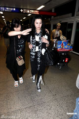 幻灯图集：张柏芝携子回港 lucas和记者对拍