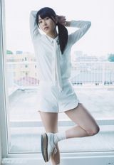 组图：AKB48横山由依内衣写真展现清纯少女风
