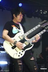 组图：八三夭开唱阿信站台 欲学谢和弦微博放料