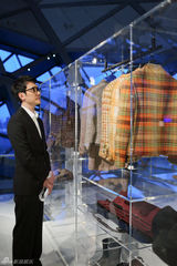 组图：冯绍峰出席一幅布景与五幕传奇展览活动