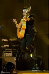 组图：许巍全国演唱会开启 北京站为观众延时