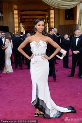 组图：阿凡达女郎佐伊-索尔达娜白色美裙亮相