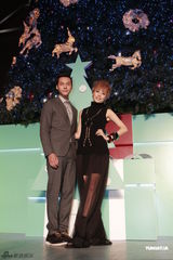 组图：容祖儿陈伟霆主持圣诞亮灯仪式