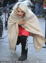 组图：丽塔欧拉低胸红裙半球外露摆Pose