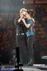 组图：林忆莲红馆开唱从天而降 与男舞伴跳贴身辣舞