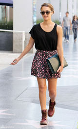 组图：杰西卡-阿尔芭街拍短裙秀美腿