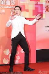 组图：“雨神”萧敬腾白西装亮相 搞怪摆pose