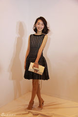 组图：周冬雨黑白伞裙与张曼玉竞艳甜美可人