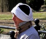 组图：理查-基尔街头潦倒 内裤套头借酒消愁