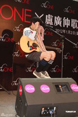 组图：卢广仲遇热情歌迷拥抱 表演太投入弄伤脚