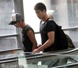 组图：谢霆锋离婚后首抵上海 一言不发引机场混乱