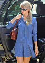 组图：泰勒-斯威夫特街拍波点连衣裙清新