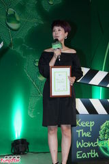 组图：海清赴上海助阵公益 黑裙秀性感锁骨