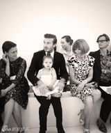 组图：小贝抱女撑场贝嫂时装秀 奶爸范温馨有爱