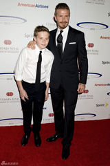 高清组图：小贝夫妇出席盛典 三位公子帅气亮相